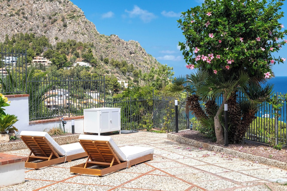 Sea Frame Design Apartments with Pool by Wonderful Italy