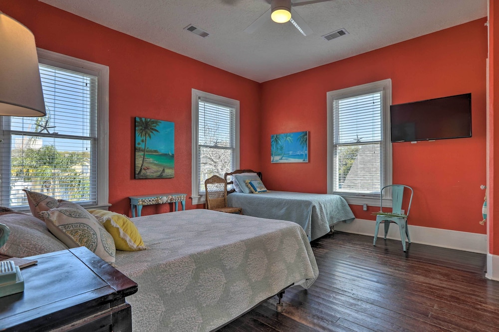 Historic Galveston Hideaway, Walk to the Beach!
