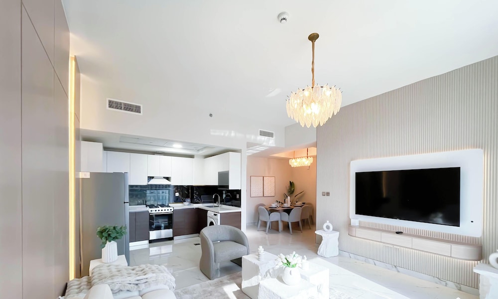 Jewelz Luxury 2BR Balcony, Pool & Garden Views