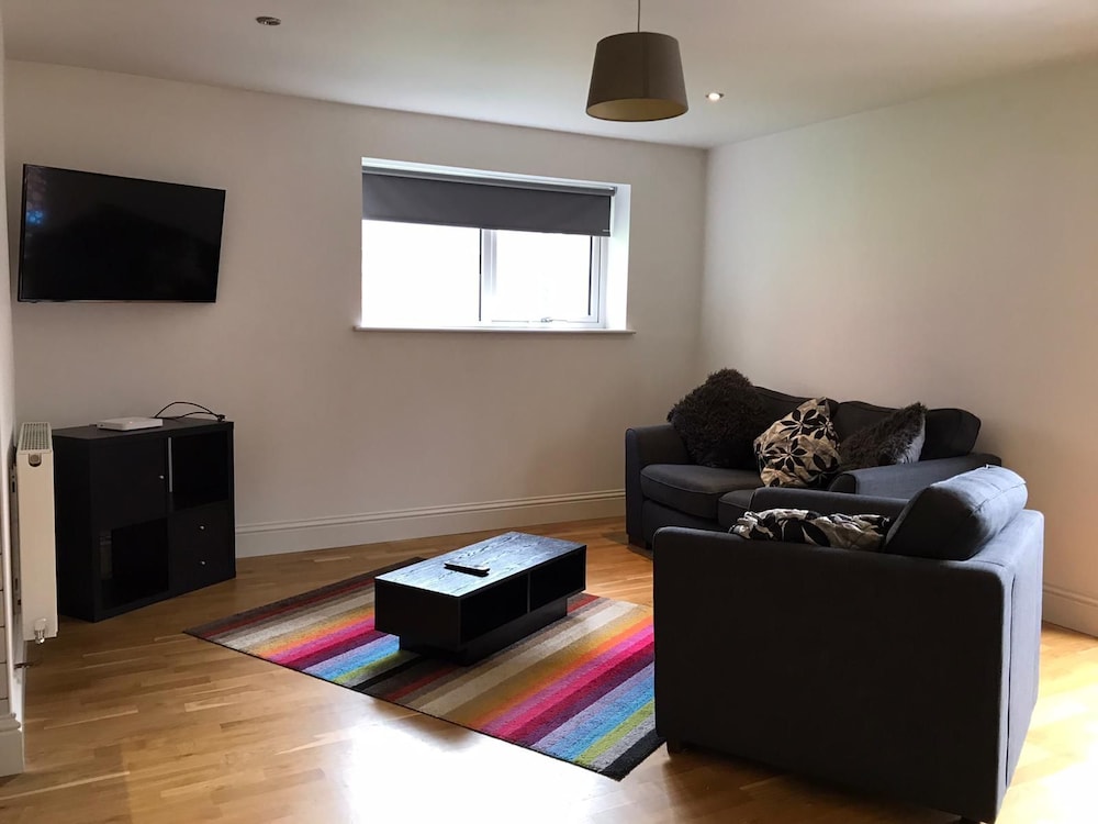 HU1 Stylish cosy central apartment  H3 view 3
