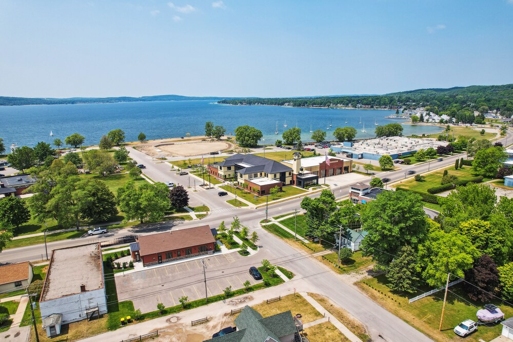 Boyne City Cottage: Walk to Downtown & Lake! view 3