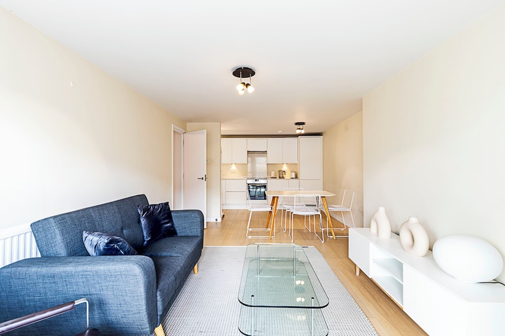 Sunny Belgravia Apartment With a Balcony view 2