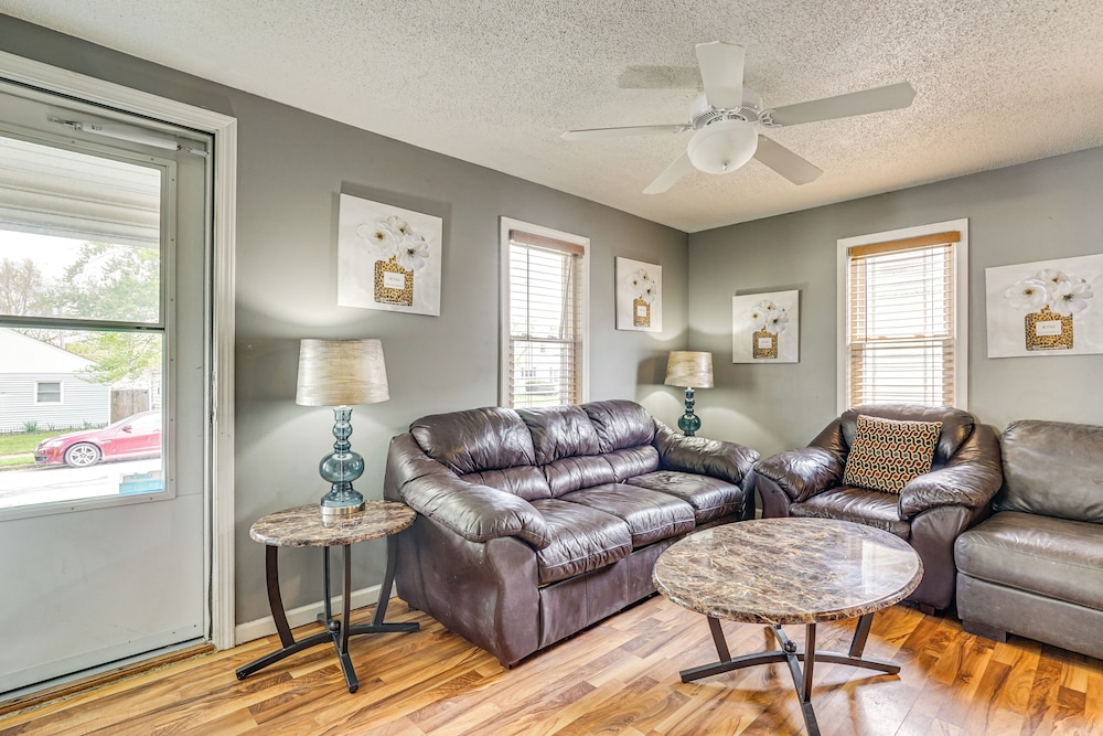 3 Mi to Dtwn Fort Wayne: Home w/ Deck & Yard!