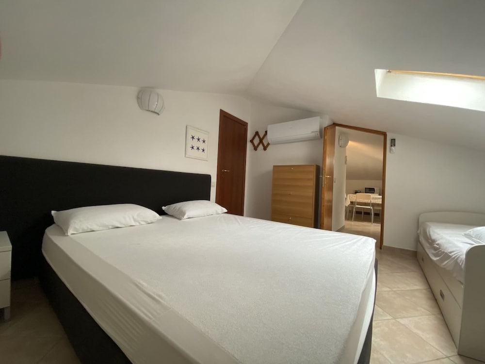 Two-room Apartment 3 Beds IN THE Conchiglia Area-rif Lucip2