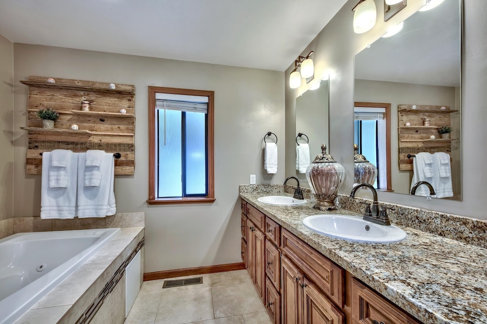 1760t Thunderbird Cabin 3 Bedroom Home