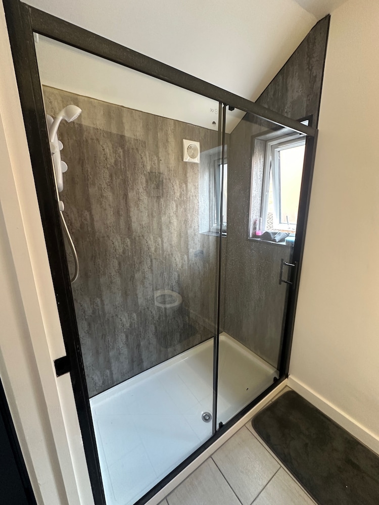 Green Lane 1-bed Apartment - Sleeps 4 & Pets Ok