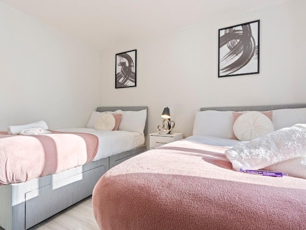 1 Bedroom Apartment Sleeps 4, Free Parking, Tv