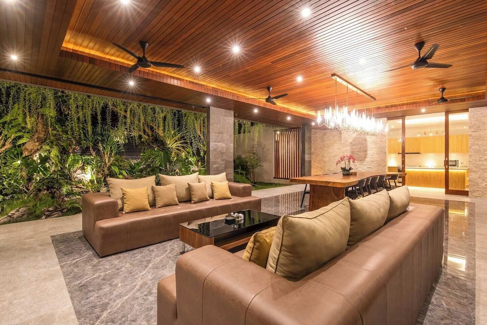 Exquisite 5BR Villa: Premier Luxury in Seminyak