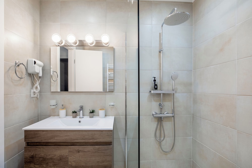 Glimmer 2-Bedroom Apartment in Athens