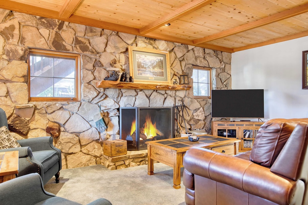 2 Lakefront Homes by Avantstay Sleeps 23, Private Dock+beach, Hot Tub, Fire Pit, Deck Views