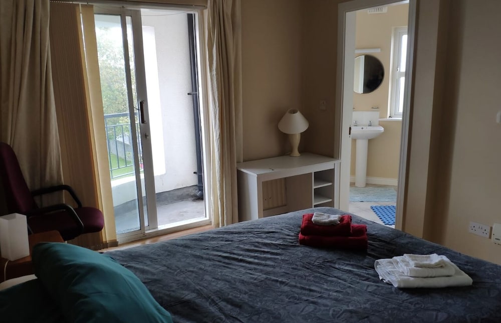 Stunning 6 Bed House With Private Garden in Galway