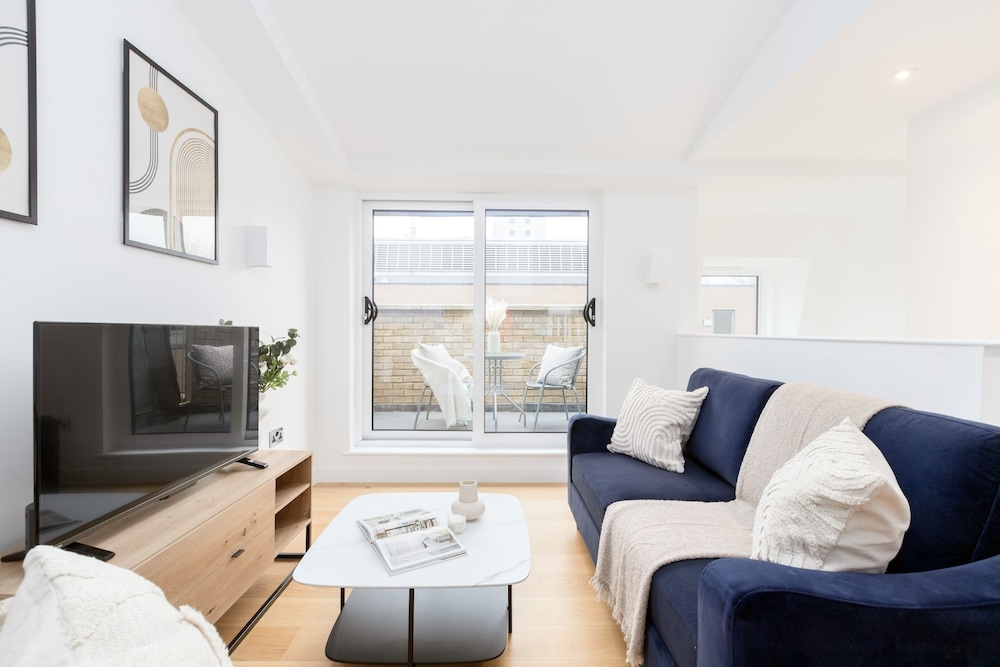 Modern 2BR 2BA with Balcony by Soho
