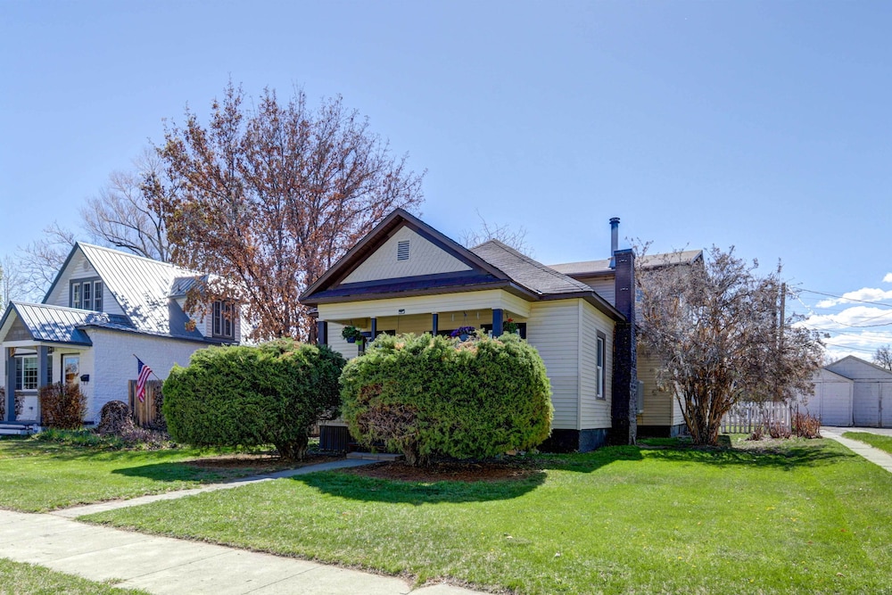 Charming Montrose Family Home: Block to Downtown! view 4