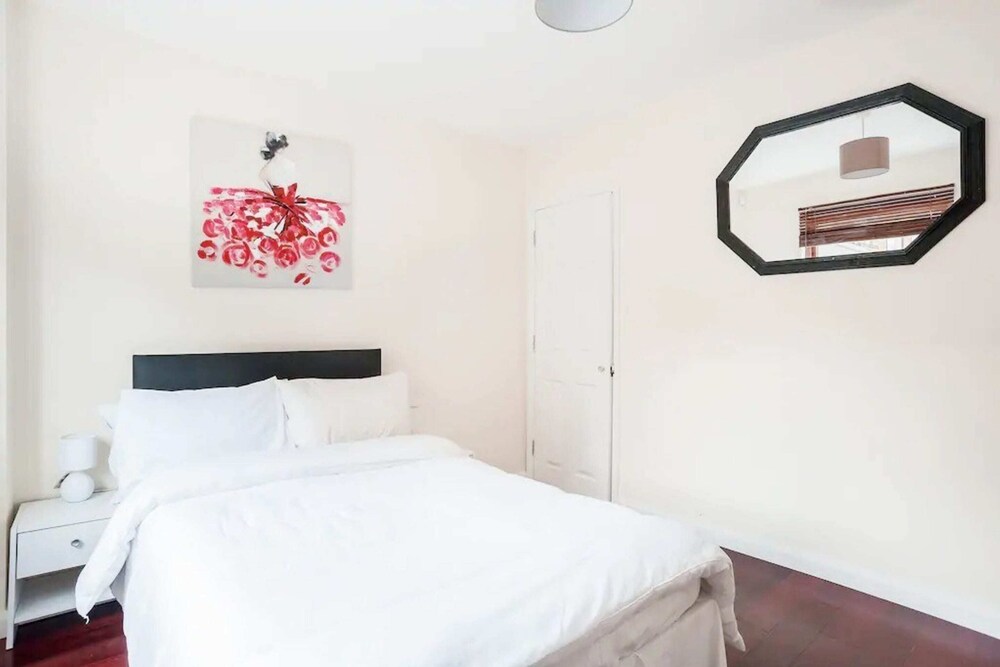 Modern and Homely 2 Bedroom by Canary Wharf