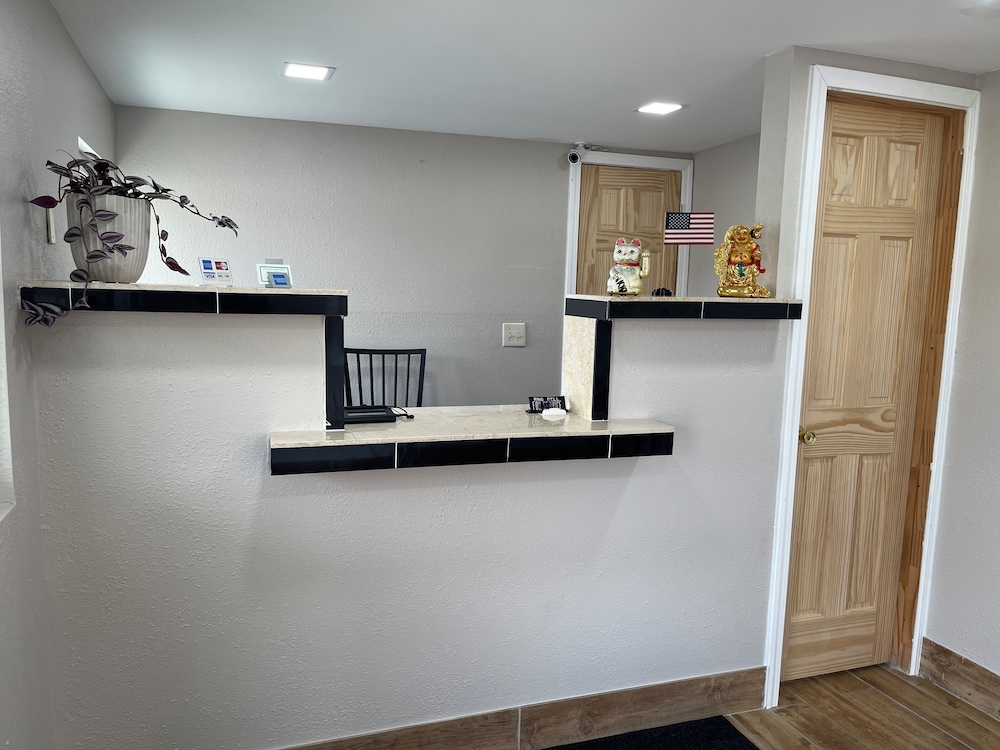 Bloomington Vacations - Royal Motel - Property Image 2