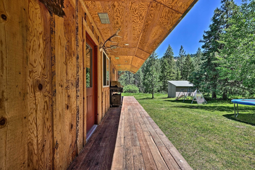 Cozy Countryside Cabin in Robie Creek Park!