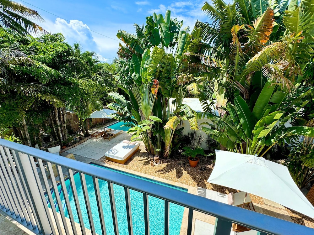 Islands Inn on the Drive - Panorama Suite - Queen Bed - A3