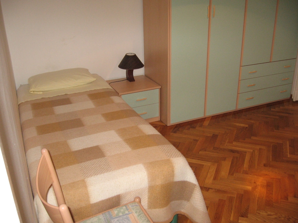 Six Person Apartment With 2 Bedrooms Near the Beach in Pjescana Uvala view 5