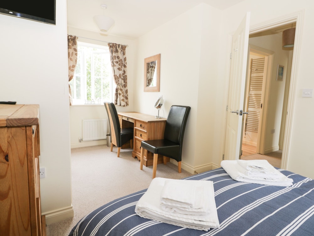 2 Perran Court
