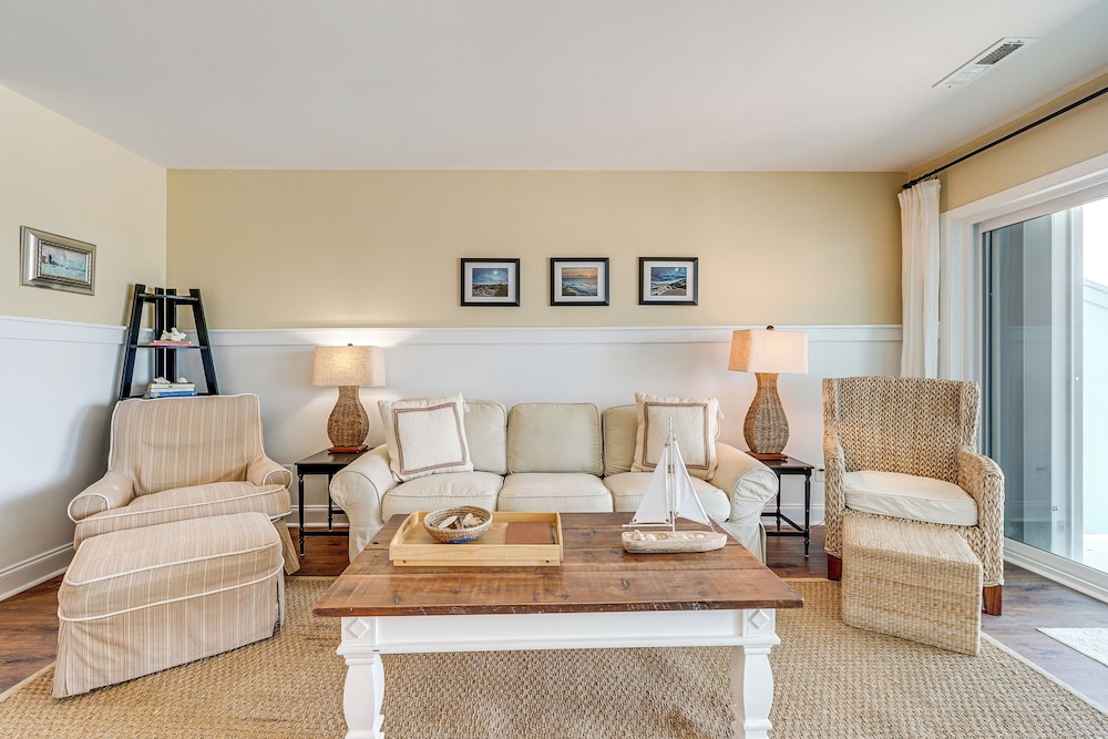 Sandy Oceanfront 2nd FL 1BR W/pool at The Riggings