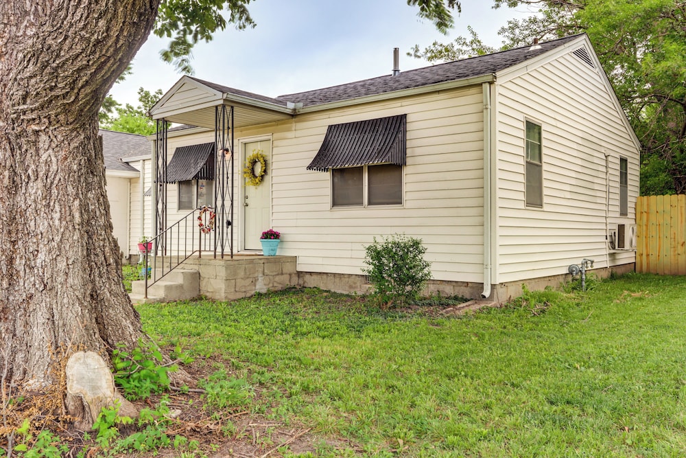 1 Mi to Main St Joplin: Cozy Home w/ Shared Yard!