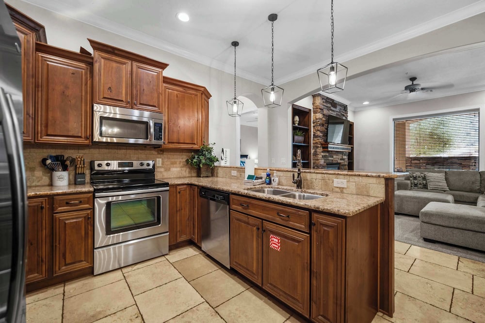 Pool & Sunshine Retreat - Resort-style Amenities
