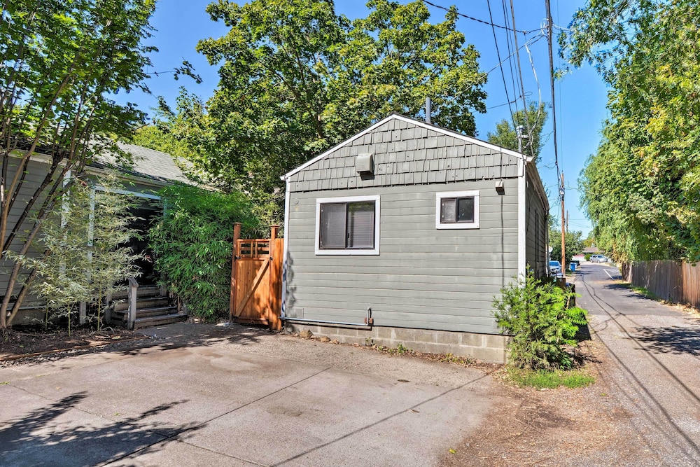Ashland Vacations - Warm Inviting Ashland Cottage < Half-mile to SOU - Property Image 3