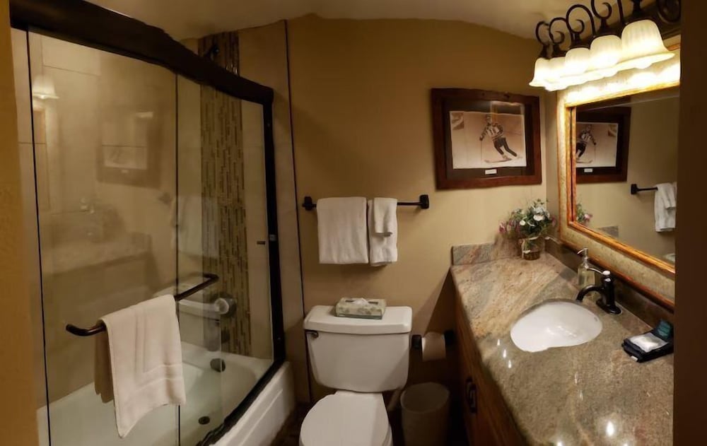 Vail Village 3 Bedroom Condo at the Covered Bridge - Pool, hot tub & More!