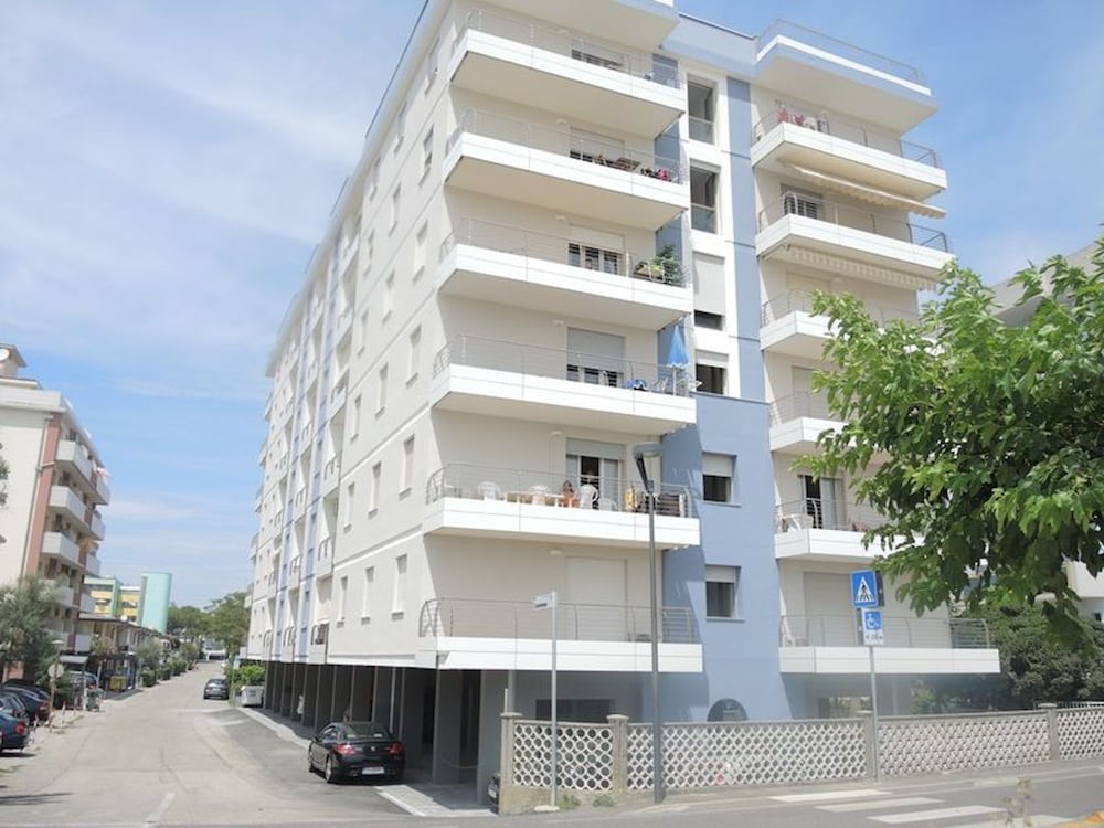 Flat With Side sea View Just Steps From the Beach