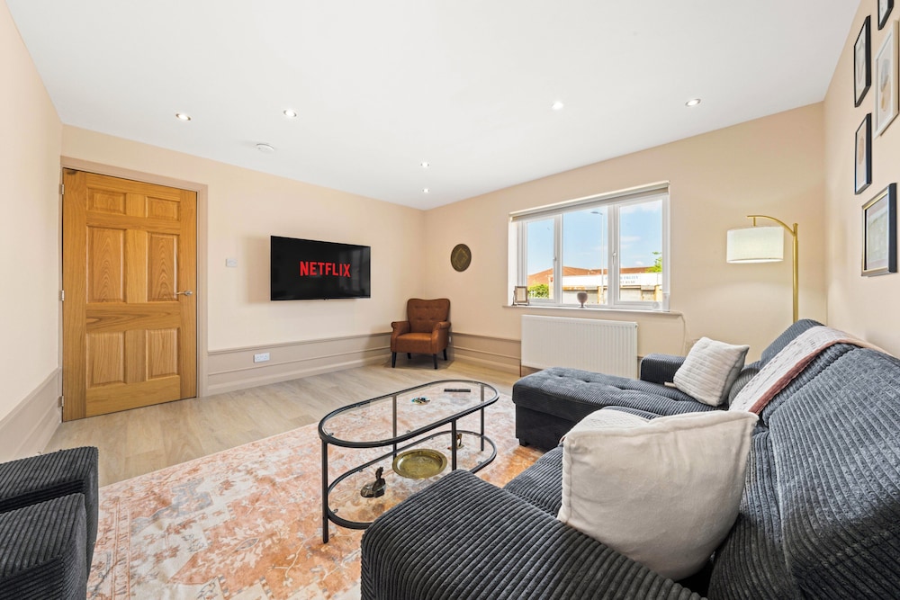 Modern 3Bed Home Next To Glasgow Airport