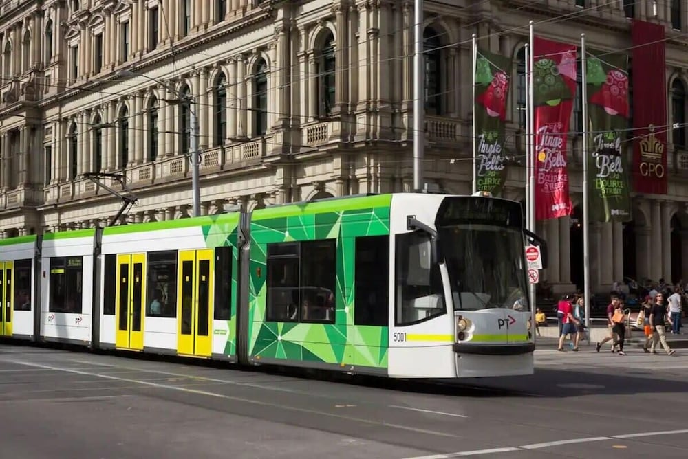 A Chic 2BR Apt Near Melbourne CBD w/ Free Parking