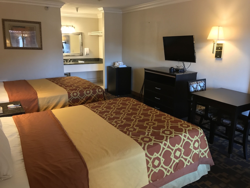 Castaic Inn Near Six Flags Magic Mountain - Property Image 2