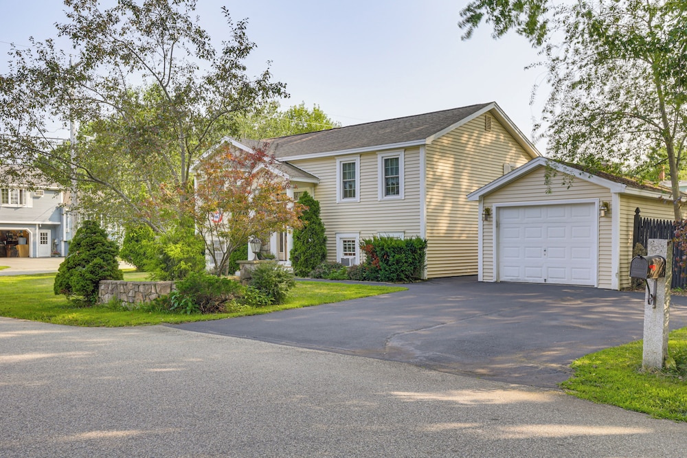 Coastal Retreat w/ Large Yard < 1 Mi to Dtwn Saco!