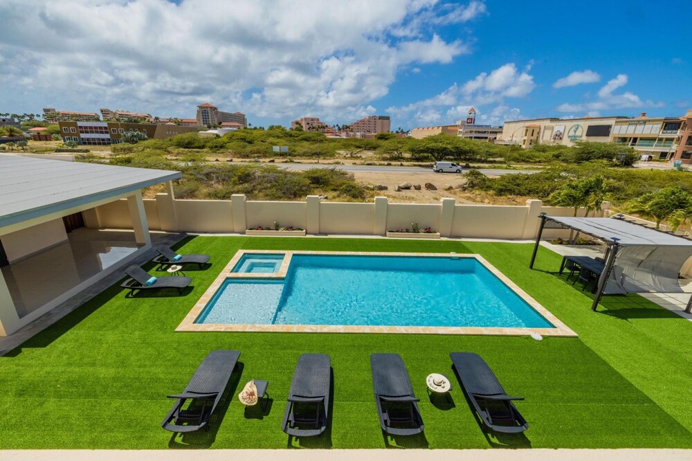 NEW 4br4ba Villa Across of Palmbeach w Pvt Pool