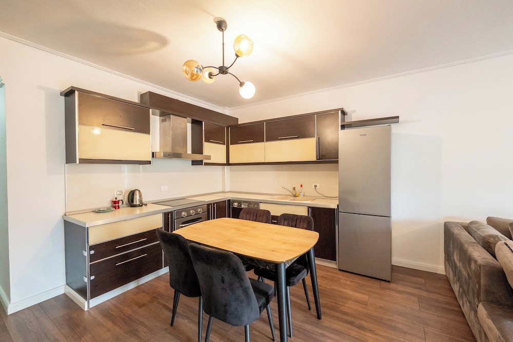 Tirent Apartment Komuna Parisit 2