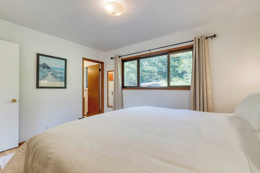 Lodge Trails, Hot Tub, Walk to Cornet Bay