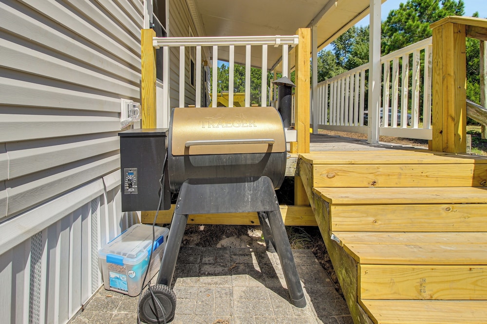3 Mi to Icw: Coastal Carolina Home w/ Pool Access