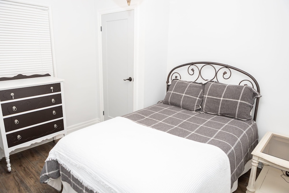 Fully Private 3 Bdrm Suite - The Winchester