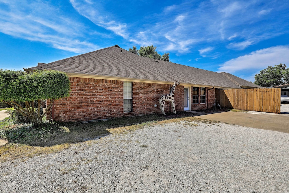 Granbury Studio - 10 Mins From Town + The Lake! view 2