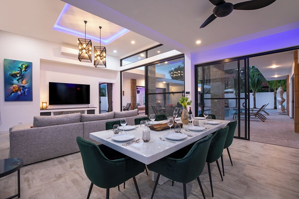 Modern 5 Bedrooms Pool Villa Curtis