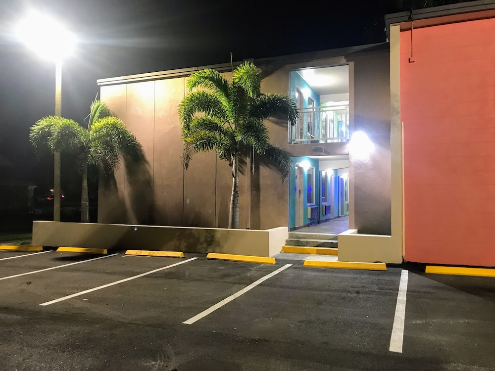 Hotel Tropical Inn & Suites