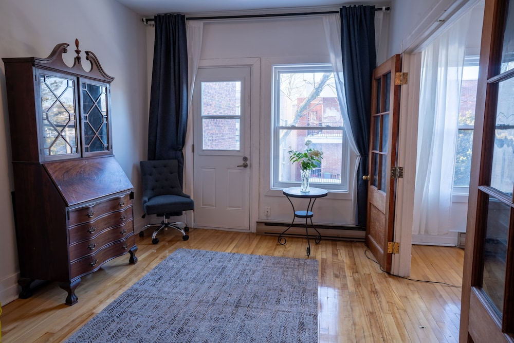 Stunning 2 Bedroom Apt! 3mins Walk From CDN Metro