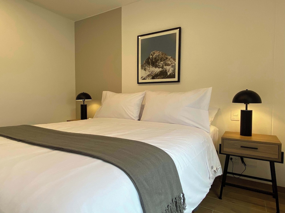 w Refined 1BR in the Heart of Miraflores