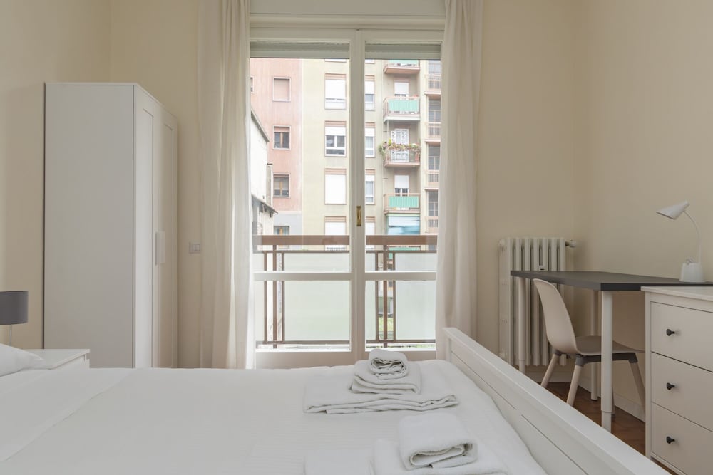 JOIVY Modern 2bed flat with balcony, 250m from M5 Foppa and M2 Sant'Agostino