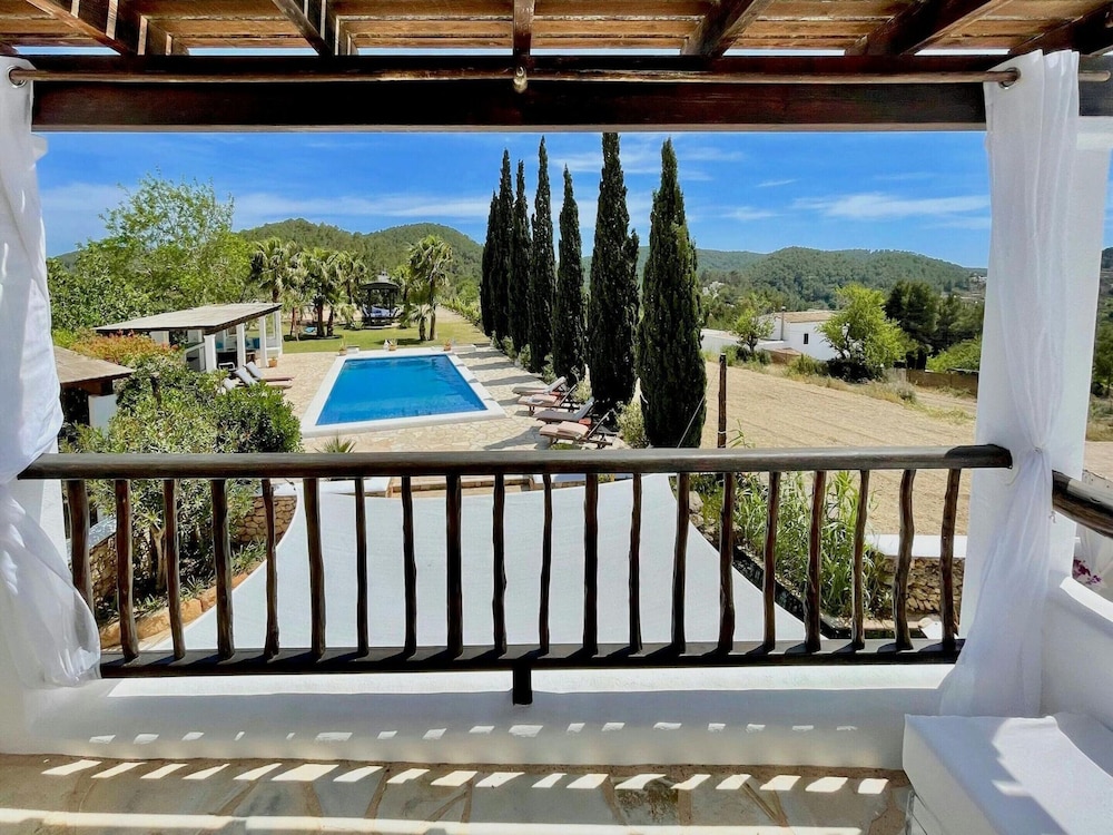 Holiday Home Near Stunning Beaches
