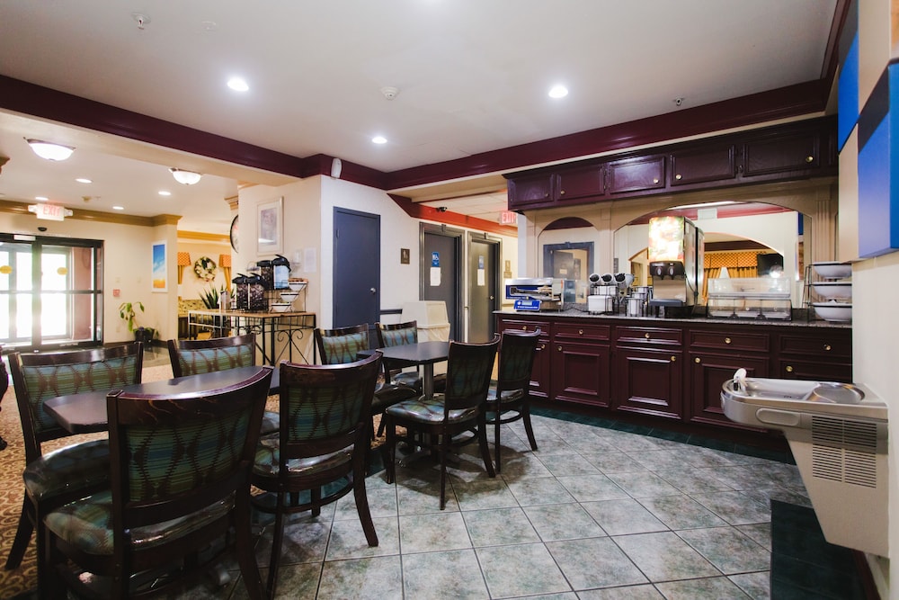 Days Inn by Wyndham Rosenberg - Property Image 8
