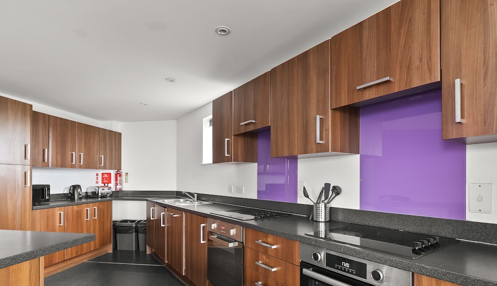 8 Bed Apartment @ Derriford Stays by Pureserviced