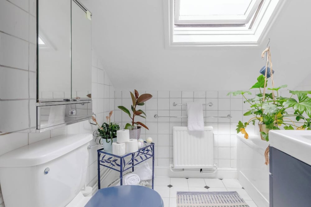 Top Floor 1BD Flat With Balcony - Ladbroke Grove