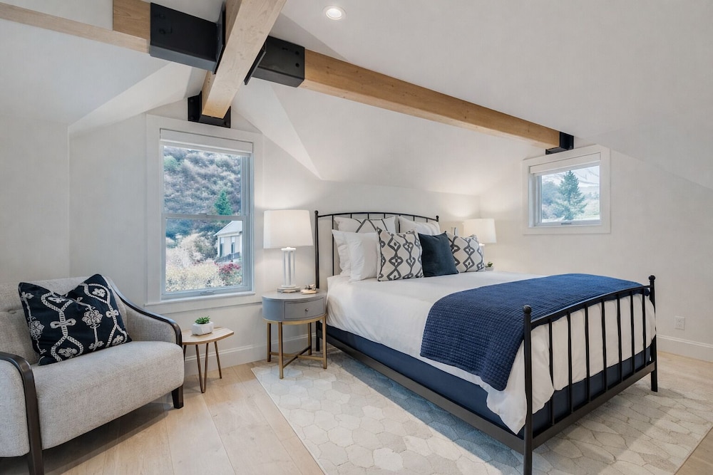 Old Town Luxe Retreat-walk To Main. Hottub-casita 173 4 Bedroom Home