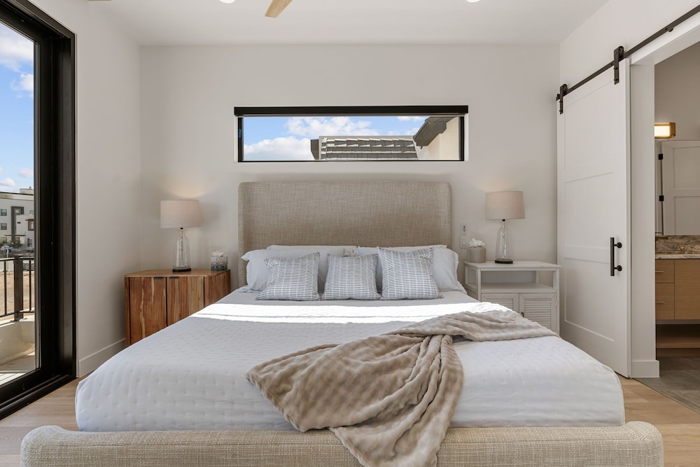 Lula Bay Lagoon House 8 Bedroom Home